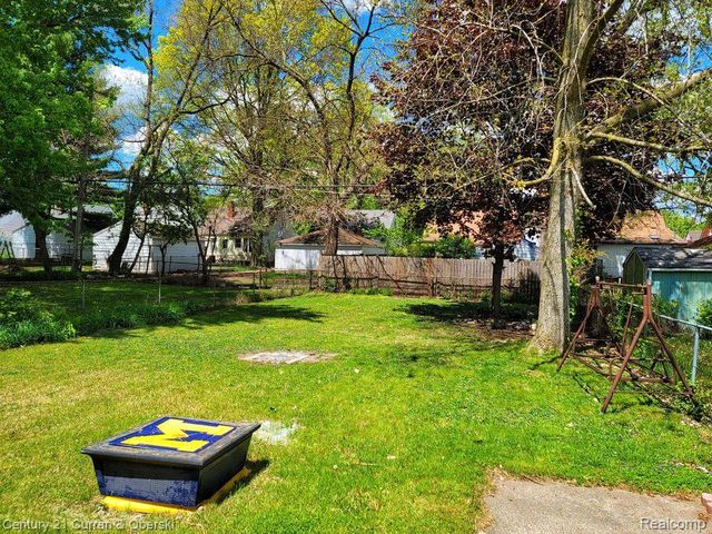 24708 Stanford Street, Dearborn Heights, MI 48125