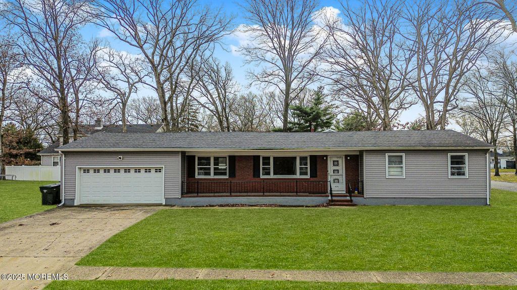606 Alma Place, Oakhurst, NJ 07755