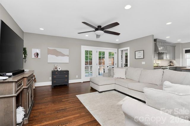 2400 Bay Street, Charlotte, NC 28205