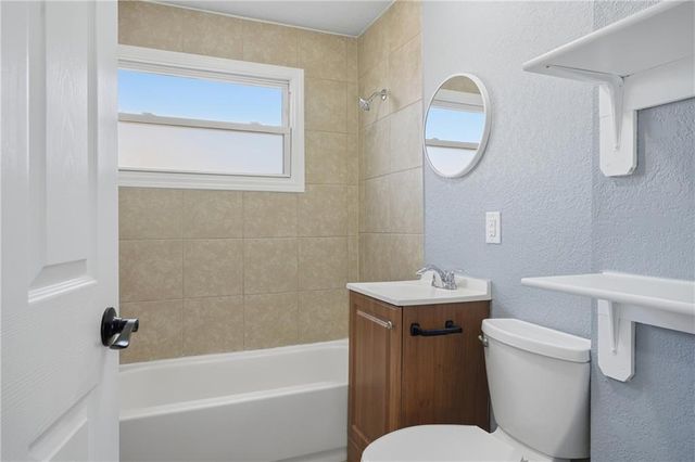 1002 NE 62nd Street, Gladstone, MO 64118