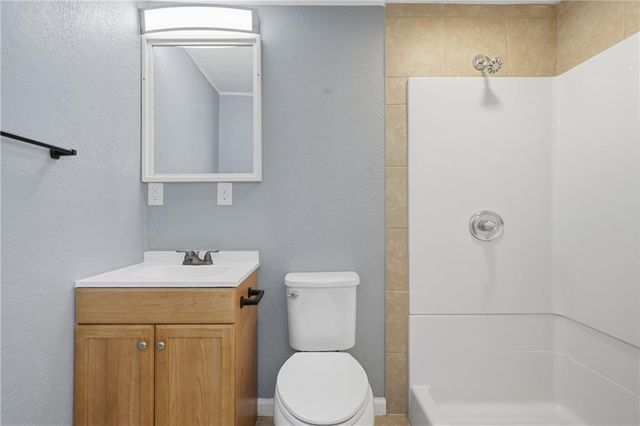 1002 NE 62nd Street, Gladstone, MO 64118