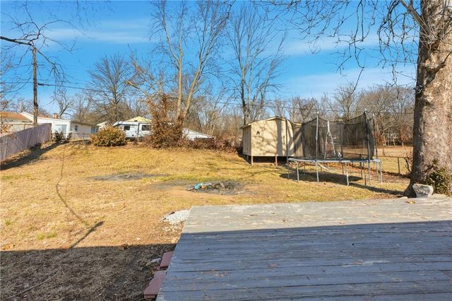 1002 NE 62nd Street, Gladstone, MO 64118