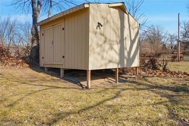 1002 NE 62nd Street, Gladstone, MO 64118