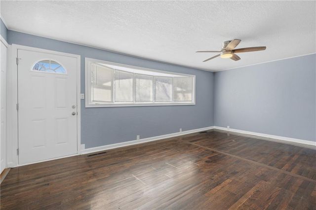 1002 NE 62nd Street, Gladstone, MO 64118