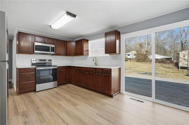 1002 NE 62nd Street, Gladstone, MO 64118