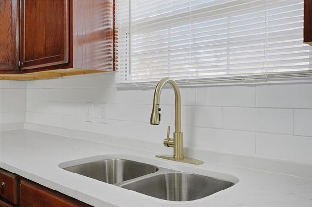 1002 NE 62nd Street, Gladstone, MO 64118