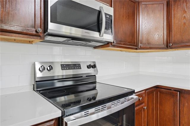 1002 NE 62nd Street, Gladstone, MO 64118