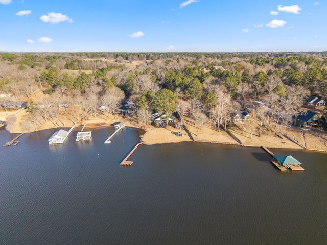 1805 E Lake Drive, Gladewater, TX 75647