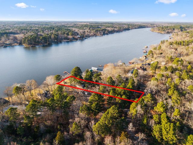 1805 E Lake Drive, Gladewater, TX 75647