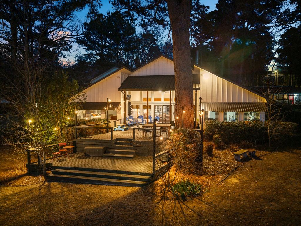 1805 E Lake Drive, Gladewater, TX 75647