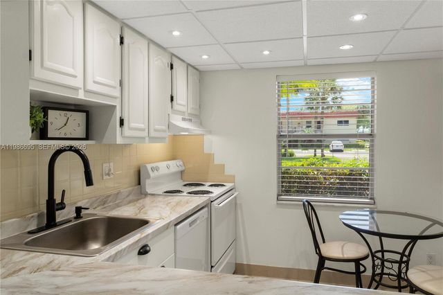 3 Abbey Ln 101, Delray Beach, FL 33446