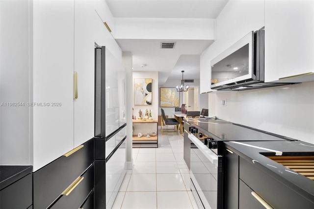 3731 N Country Club Dr 521, Aventura, FL 33180