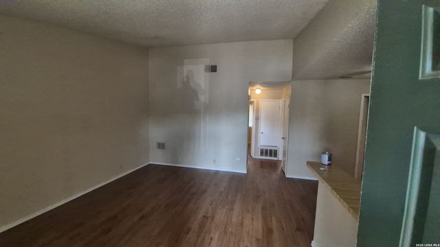 5201 Meadow Fld Apt 4, San Antonio, TX 78250