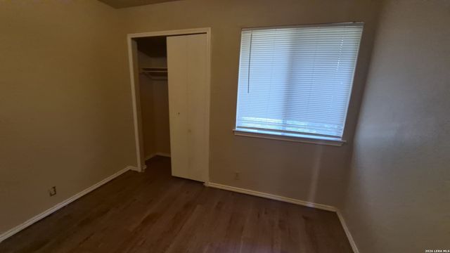 5201 Meadow Fld Apt 4, San Antonio, TX 78250