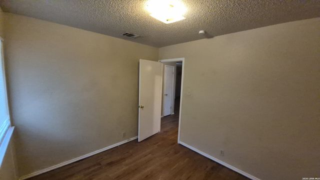 5201 Meadow Fld Apt 4, San Antonio, TX 78250