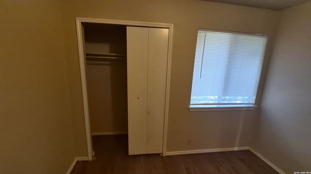 5201 Meadow Fld Apt 4, San Antonio, TX 78250