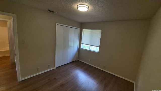 5201 Meadow Fld Apt 4, San Antonio, TX 78250