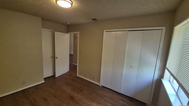 5201 Meadow Fld Apt 4, San Antonio, TX 78250