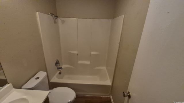5201 Meadow Fld Apt 4, San Antonio, TX 78250