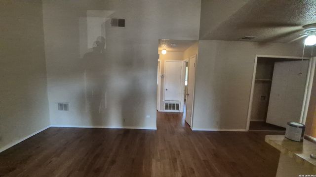 5201 Meadow Fld Apt 4, San Antonio, TX 78250