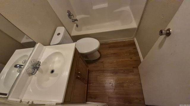 5201 Meadow Fld Apt 4, San Antonio, TX 78250