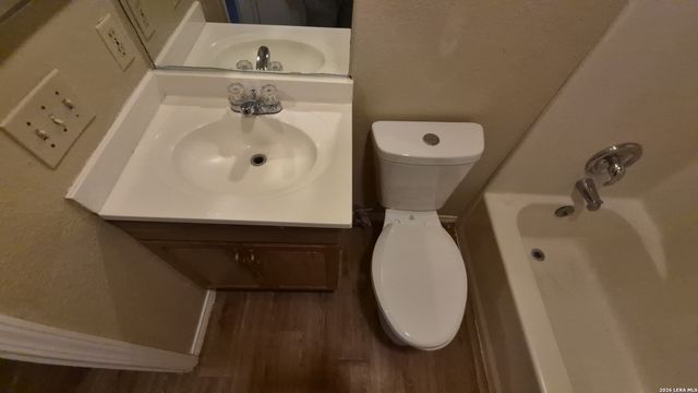 5201 Meadow Fld Apt 4, San Antonio, TX 78250