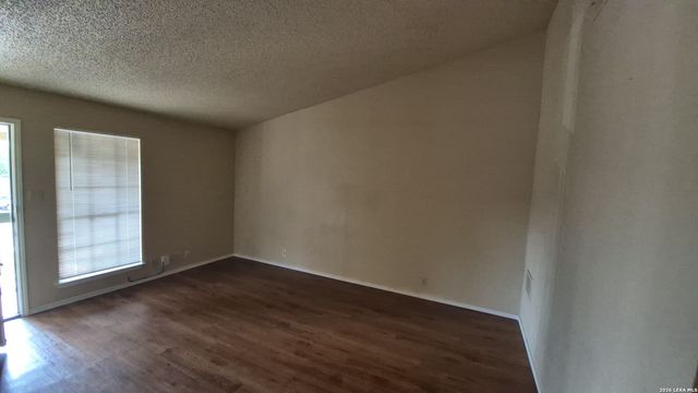 5201 Meadow Fld Apt 4, San Antonio, TX 78250