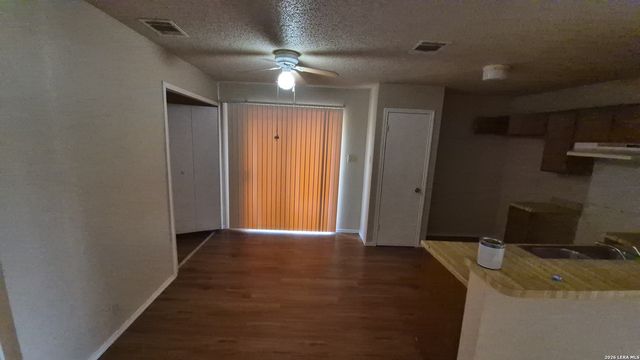 5201 Meadow Fld Apt 4, San Antonio, TX 78250
