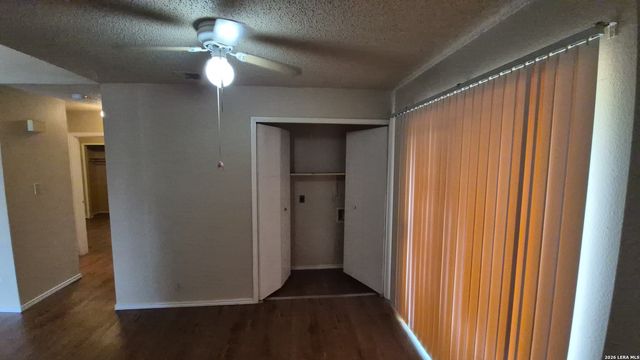 5201 Meadow Fld Apt 4, San Antonio, TX 78250