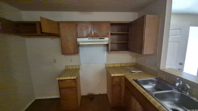 5201 Meadow Fld Apt 4, San Antonio, TX 78250