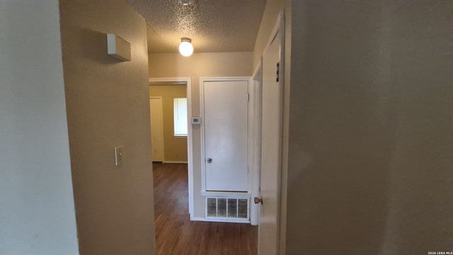 5201 Meadow Fld Apt 4, San Antonio, TX 78250