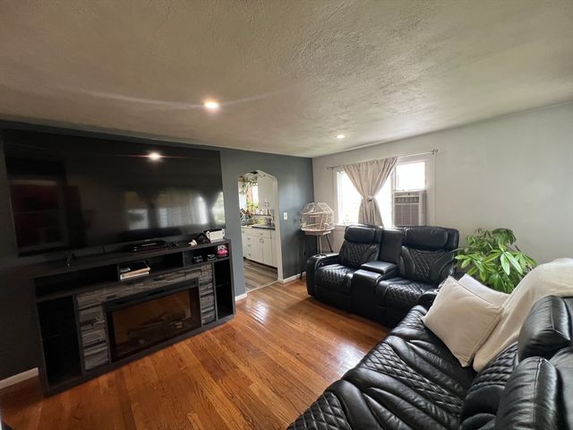 6 Cresthill Rd 6, Boston, MA 02135