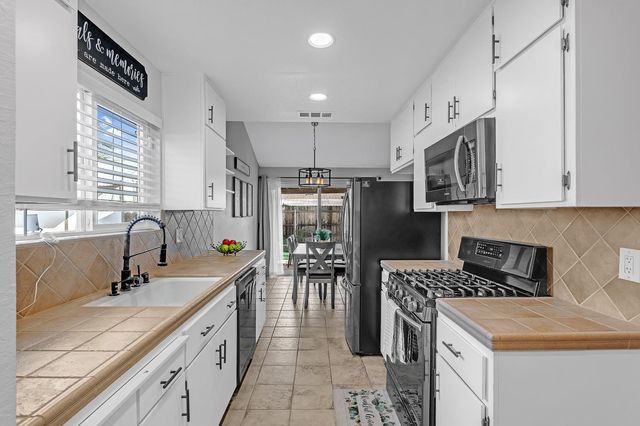 6221 Jack London Cir, Sacramento, CA 95842