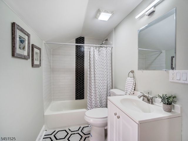 236 Franklin St, Elizabeth City, NJ 07206