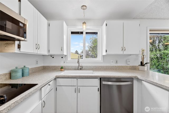 927 S 240th Place, Des Moines, WA 98198