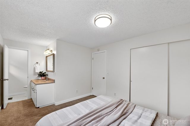 927 S 240th Place, Des Moines, WA 98198