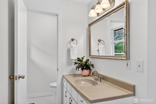 927 S 240th Place, Des Moines, WA 98198