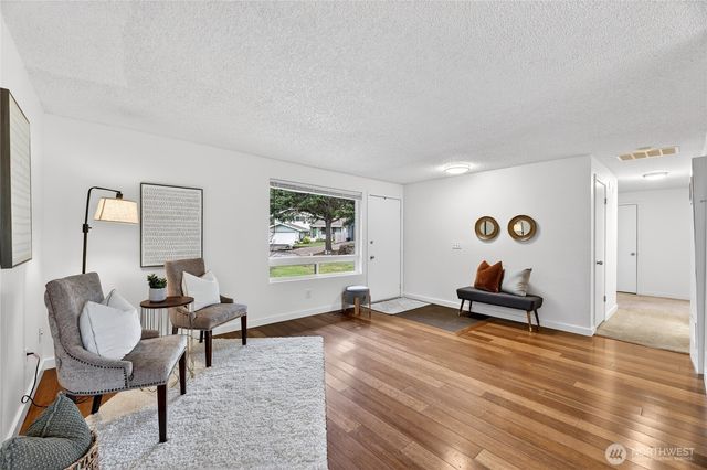 927 S 240th Place, Des Moines, WA 98198