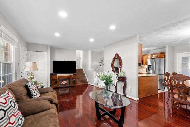 109 N ASPEN AVE, Sterling, VA 20164