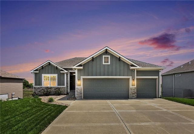 17605 Greyhawke Ridge Drive, Smithville, MO 64089