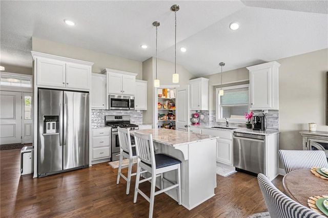 17605 Greyhawke Ridge Drive, Smithville, MO 64089