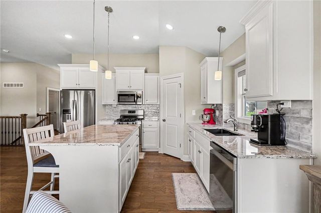 17605 Greyhawke Ridge Drive, Smithville, MO 64089