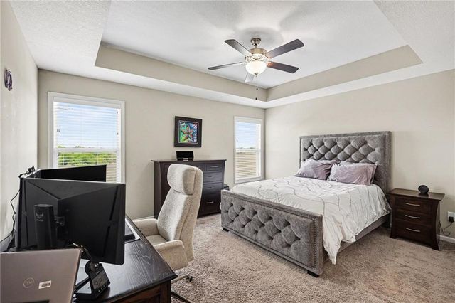 17605 Greyhawke Ridge Drive, Smithville, MO 64089