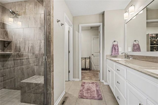 17605 Greyhawke Ridge Drive, Smithville, MO 64089