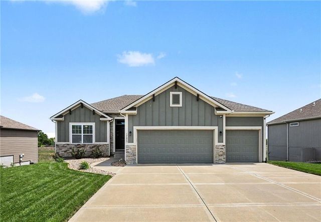 17605 Greyhawke Ridge Drive, Smithville, MO 64089