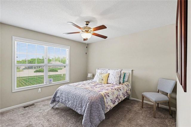 17605 Greyhawke Ridge Drive, Smithville, MO 64089