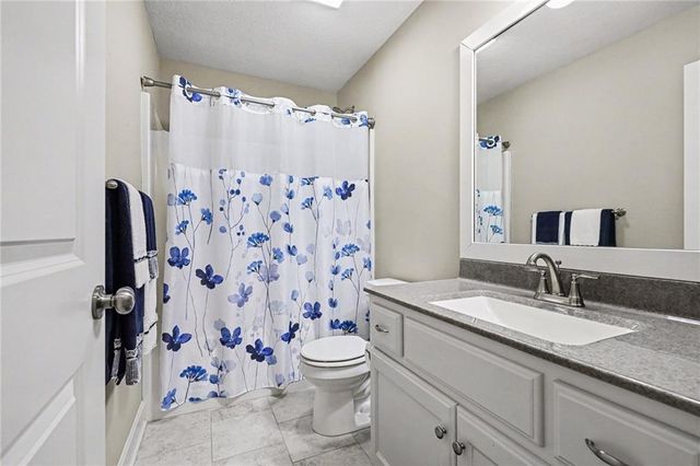 17605 Greyhawke Ridge Drive, Smithville, MO 64089