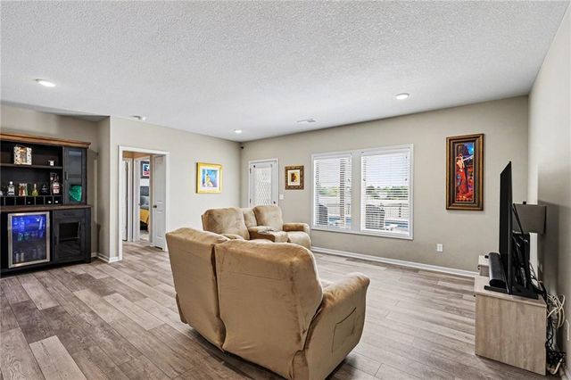 17605 Greyhawke Ridge Drive, Smithville, MO 64089