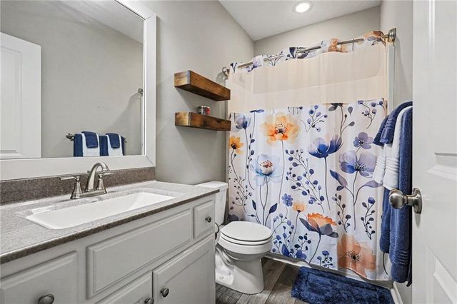 17605 Greyhawke Ridge Drive, Smithville, MO 64089