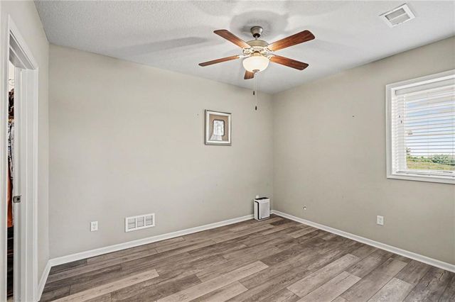 17605 Greyhawke Ridge Drive, Smithville, MO 64089